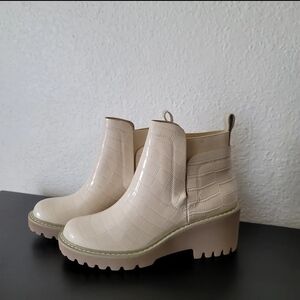 Elegant Beige Ankle Boots